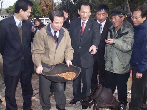 '참길회' 회원들과 함께 한 김근태 장관 